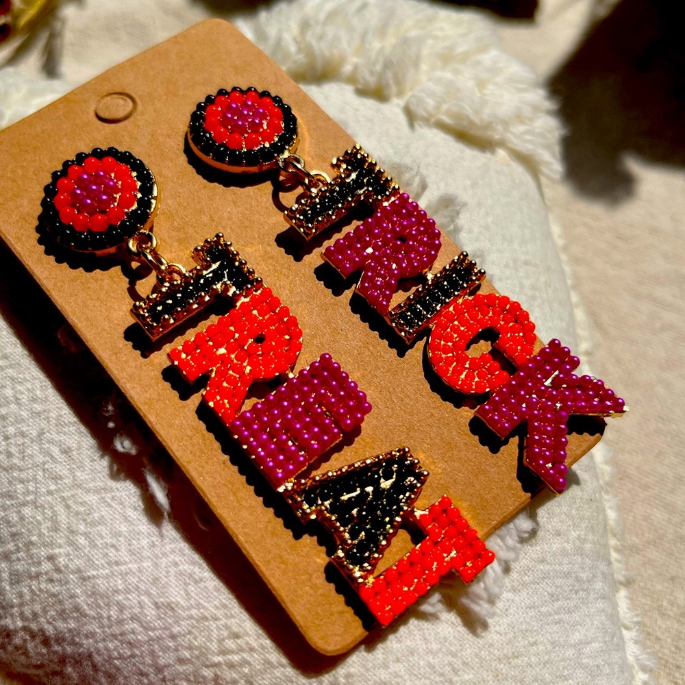 Halloween beaded Trick or Treat pink/orange/black earrings - Picture 1 of 2